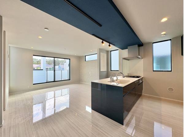 キッチンは対面式なのでリビング側を見渡すことが出来ます