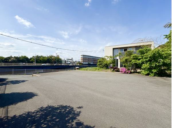 お車でしたら10台以上はお停めできるゆとり！