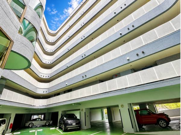 ゆとりある駐車スペース。平置き対応。