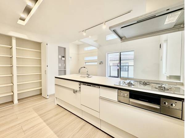 キッチンスペースにはパントリーも完備しています