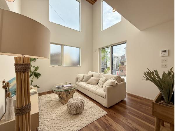 吹き抜け天井で開放感あるリビング！