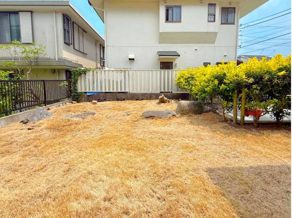 お好きな季節の草花を植えたり家庭菜園を愉しむのもいいですね