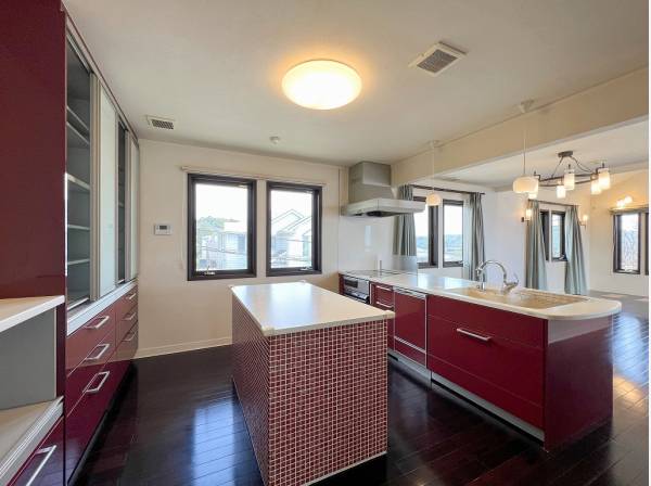 アイランド作業台やカップボードが備わった機能的なキッチン