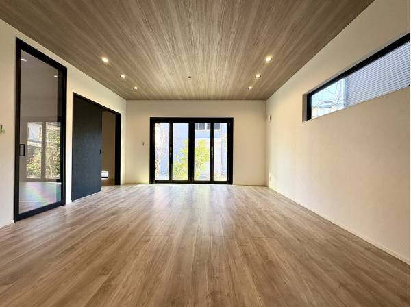 大きな窓から光が満ちる開放的な空間が暮らしをやさしく包むリビング