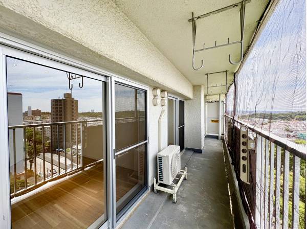 バルコニーは３部屋から行き来可能なワイドタイプ！