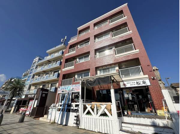 国道134号線沿いには個性豊かな湘南らしい商店が建ち並びます
