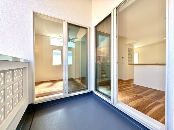リビングから繋がるインナーバルコニー