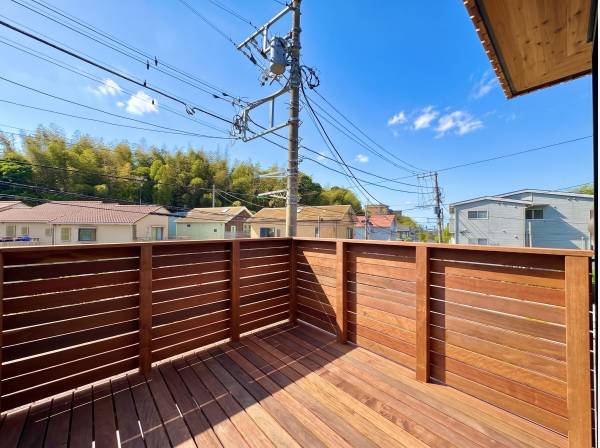 大きなデッキからは、七里ガ浜の静かな街並みが望めます