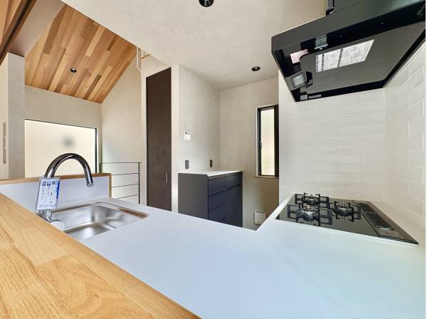 明るいキッチンでは自然と会話がはずみます。