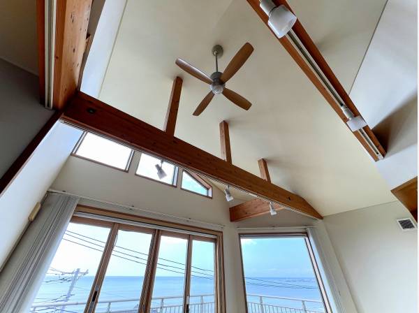 海と空へ抜けるような開放的な吹抜け空間