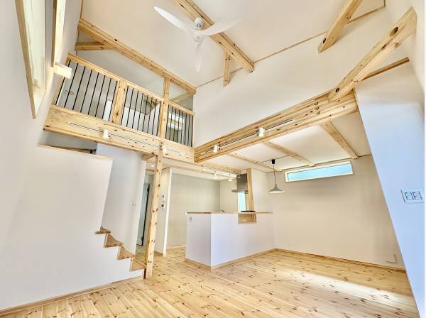 無垢のパイン材をふんだんに使った新築戸建てですよ！