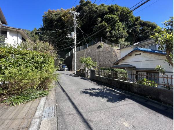 前面道路は鎌倉市の公道約4.4ｍの幅員。