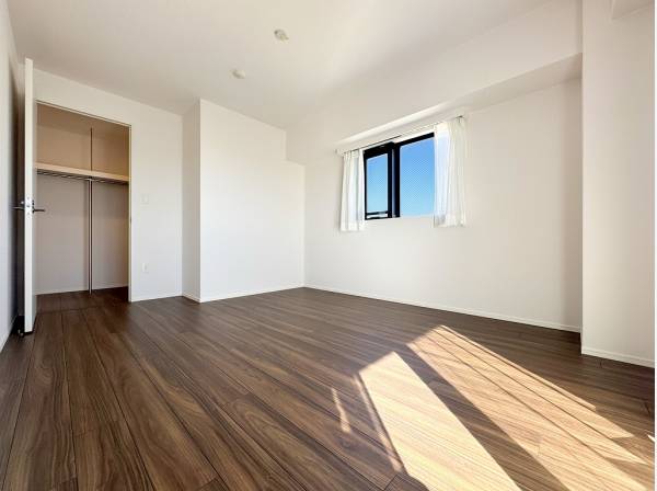 廊下と繫がる大容量のウォークスルークローゼットを備えた洋室