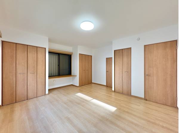 各居室には収納力のあるクローゼットを完備しております。