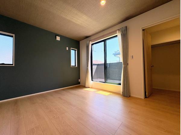 洋室も日当たりがよく、すぐにバルコニーにも出れます。