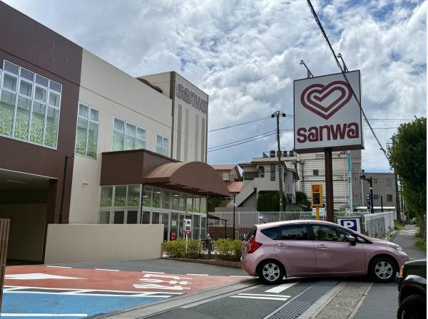 スーパー三和まで徒歩1分！（約61m）毎日のお買い物にも大変便利な立地です
