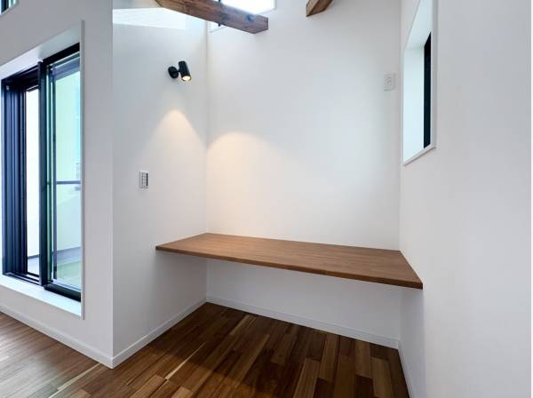 リビングには多目的カウンターを配置