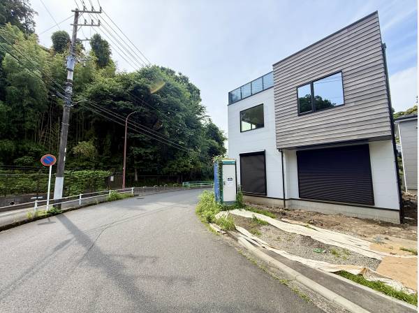 広い道路で開放感を感じる。