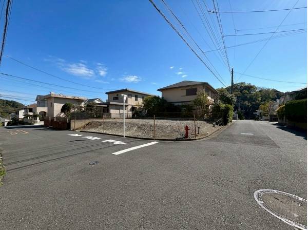 面している通りはどちらも6mと広々！お車安心です！