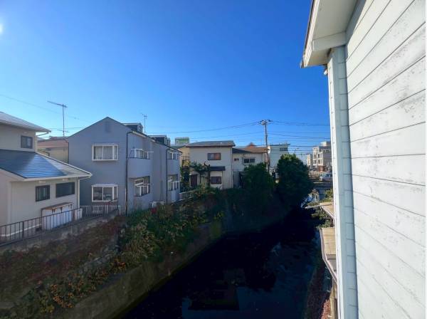 建物裏手には心地良い小川