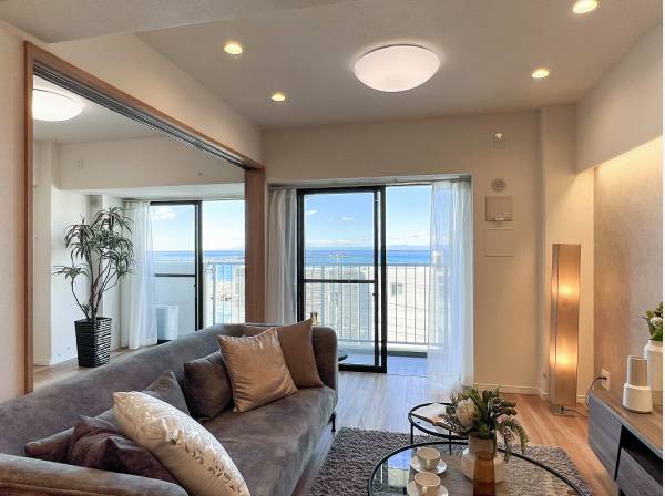 海の景色が日常に溶け込む居心地の良いリビング