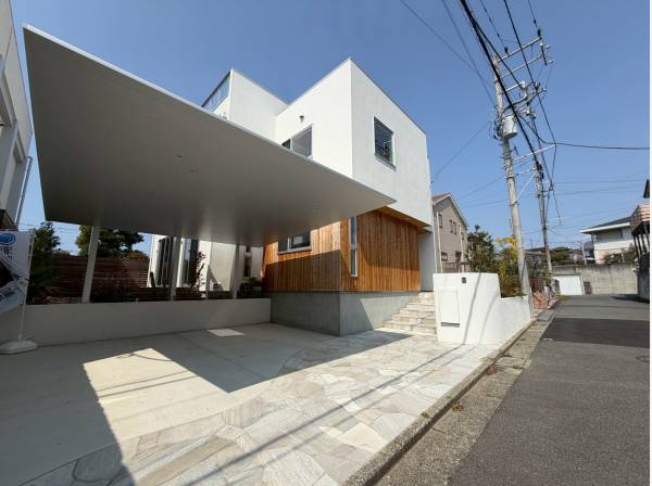 風情感じる古都鎌倉・七里ガ浜に佇む白亜の邸宅でございます