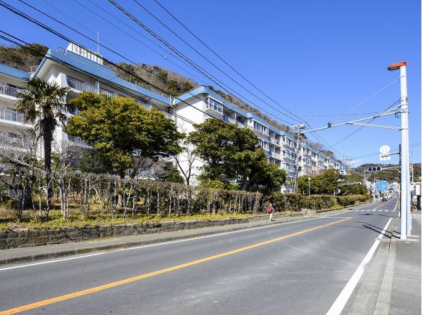 ブルーの屋根が可愛らしいマンション