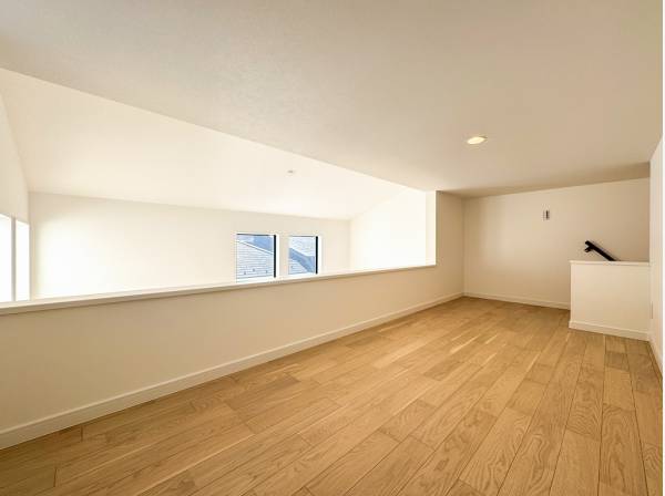 ワイドなロフトには高窓からの柔らかい自然光が広がります