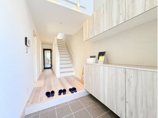 吹き抜けの開放的な玄関ホール