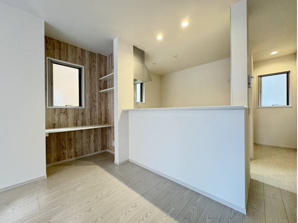 アクセントクロスがお洒落なカウンタースペース付き♪