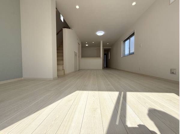 木の温もりを感じる建具を採用したホール