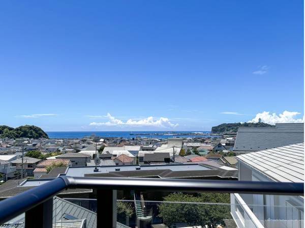 海に浮かぶ江ノ島を望む湘南らしい景色 