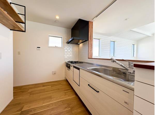 自然と会話が弾みそうな開放的なキッチン