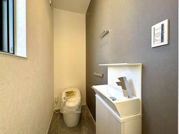 手洗いカウンター付きのタンクレストイレ