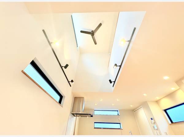 ダイニングの吹き抜けは、朝食の香りと共にお子様の「おはよう！」が聞こえてきます。