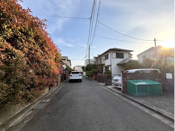 大通りではないですが、広い約５．２ｍの道路に面し車でのアプローチも良好