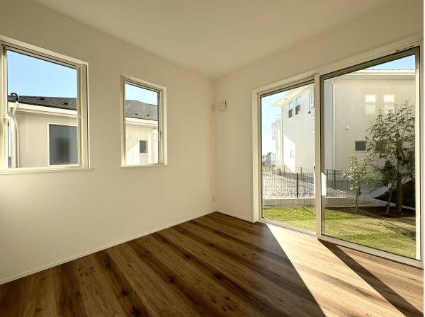 庭へ続く開放感がやさしく広がり外の気配を映し出す居室