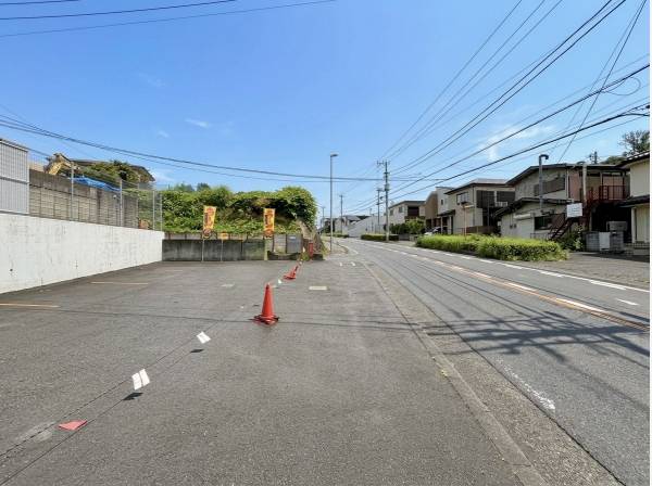 駐車場は5から6台分完備です。（車種による）