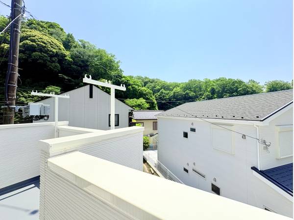 バルコニーからは豊かな緑を感じられ四季折々の自然を身近に感じられます