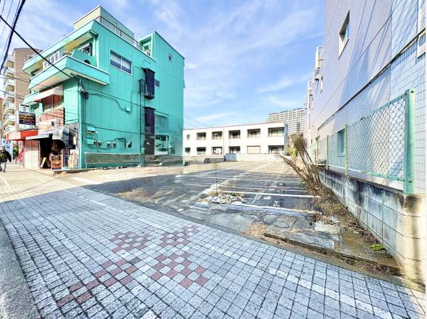 用途地域は「商業地域」です。