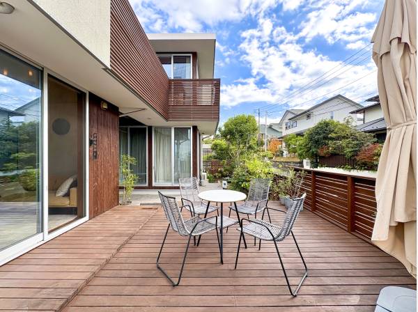 1階の大型テラス/のんびりティータイムでリラックスした休日を