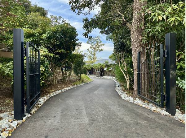 敷地入口の重厚感溢れる門扉