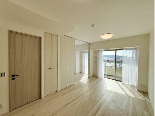 室内からも江ノ島を望むことができるリビング