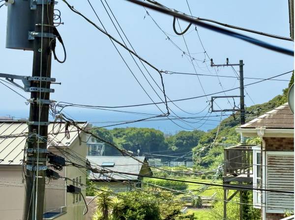 緑の合間に海を見つける、七里ガ浜らしい眺め。
