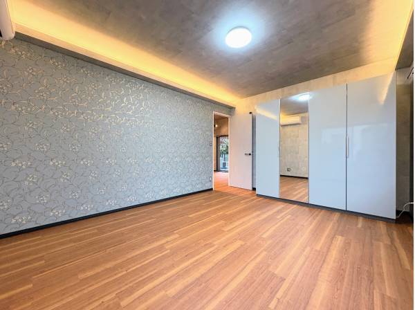 約9帖の広々した洋室