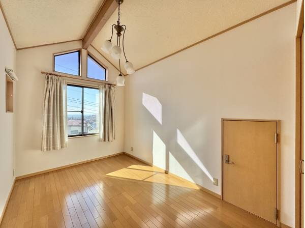 陽光注ぐ、明るい室内です