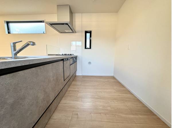 ゆとりあるキッチンスペースが、LDKとの一体感をやさしくつくります