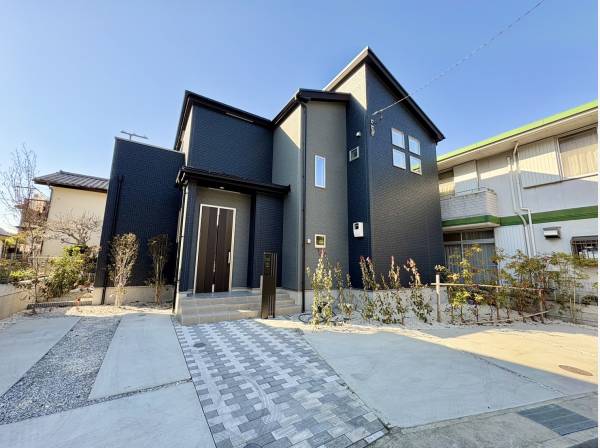 カースペース2台分！鎌倉らしい洗練されたデザインのお住まい