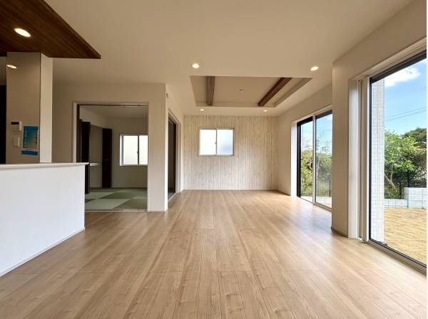 窓が多く明るく開放的なリビング