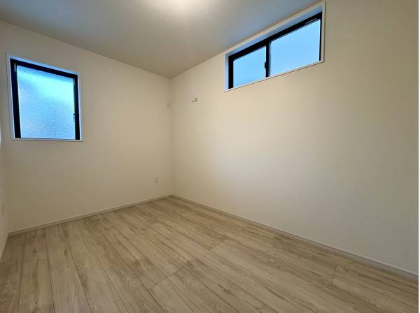 静かに自分の時間と向き合えるシンプルな一室